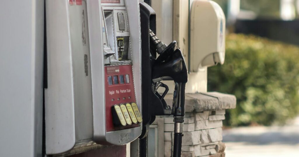 Почему бензин не дешевеет после кризиса: на заправке, нефтяные резервуары и рост цен на топливо