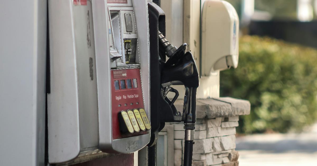 Почему бензин не дешевеет после кризиса: на заправке, нефтяные резервуары и рост цен на топливо