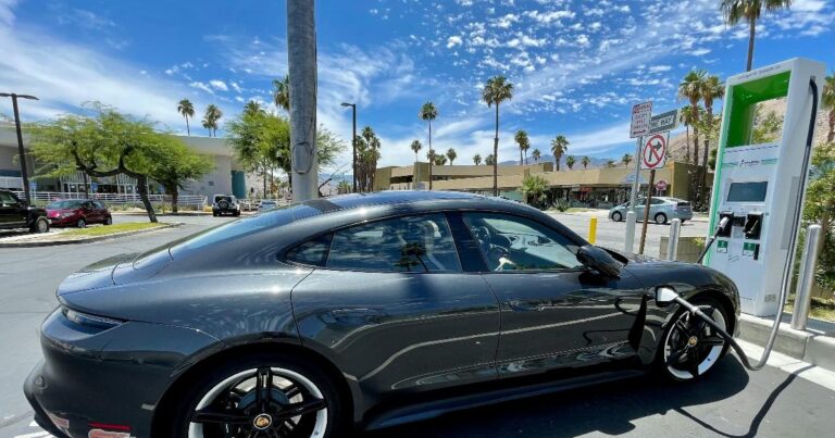2027 Porsche Taycan на зарядке: как новая электрическая платформа и опции влияют на итоговую цену покупки