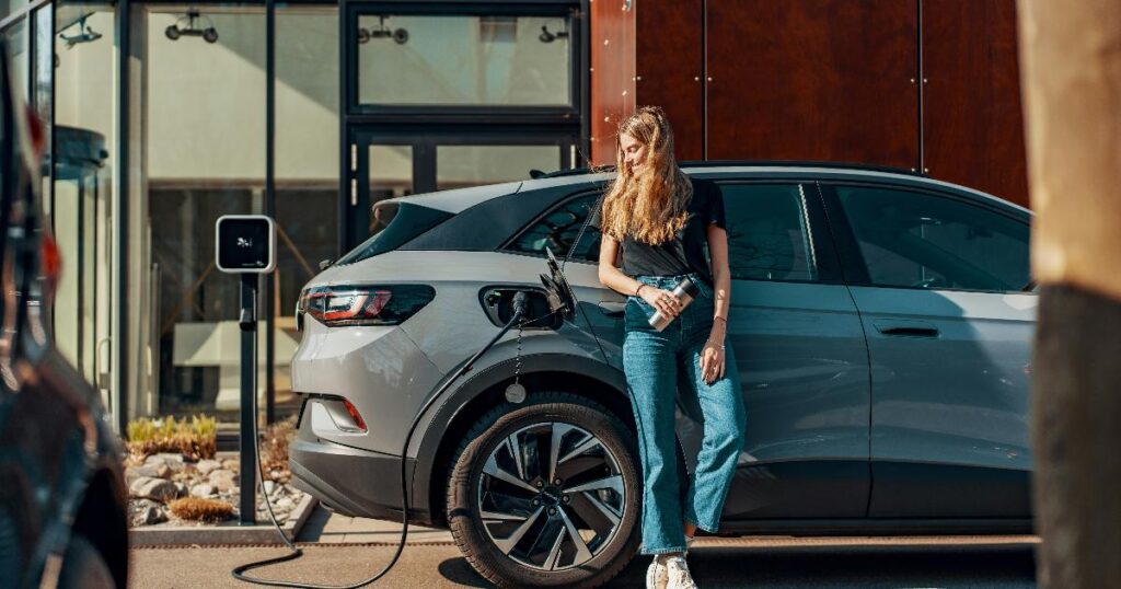 BMW iX3 на зарядной станции: как большой запас хода влияет на экономию и стоимость километра