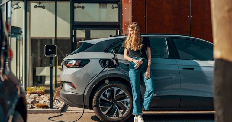 BMW iX3 на зарядной станции: как большой запас хода влияет на экономию и стоимость километра