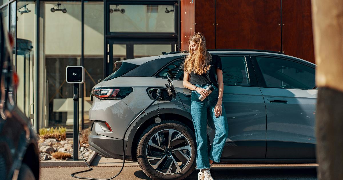 BMW iX3 на зарядной станции: как большой запас хода влияет на экономию и стоимость километра