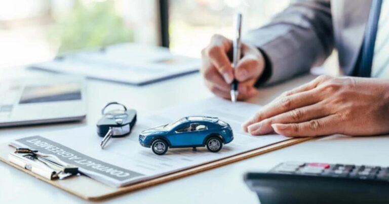 Подержанный автомобиль на площадке продажи: реальная цена покупки включает кредит, налоги и регистрационные сборы