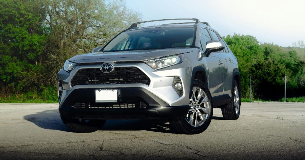 Toyota RAV4 V6 на дороге: пример того, как мощный мотор влияет на стоимость владения