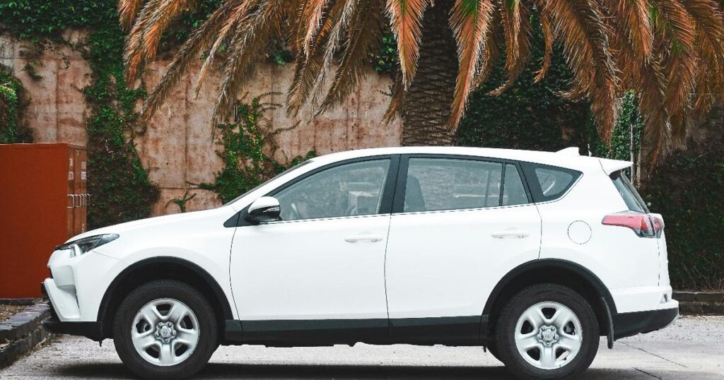 Сравнение бюджета владения Honda CR-V Hybrid 2026 по версиям с разным расходом топлива, приводом и оснащением
