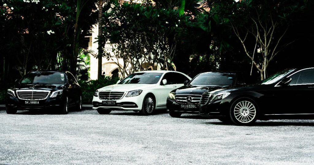 Сравнение бюджета владения Escalade-V и Bentley Flying Spur с акцентом на страховку, сервис и амортизацию