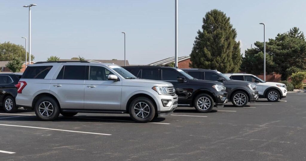 Ford Expedition 2027 на парковке: расход топлива, шины, подписки и другие элементы стоимости владения