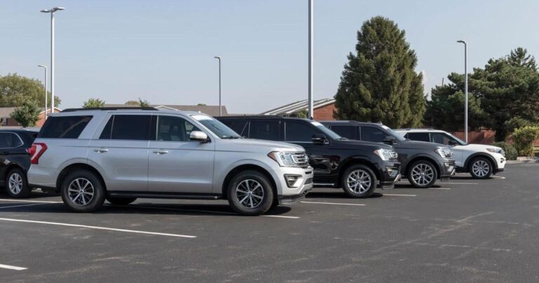 Ford Expedition 2027 на парковке: расход топлива, шины, подписки и другие элементы стоимости владения